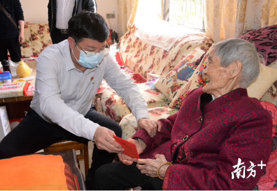 在黃廣珍家，唐慶衛(wèi)對(duì)老人噓寒問(wèn)暖，送上慰問(wèn)金，向老人拜個(gè)早年。黃津 攝
