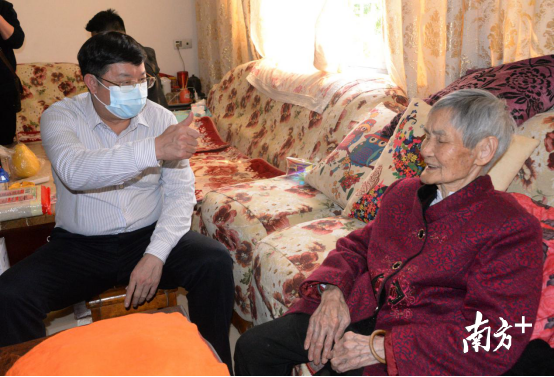 在百歲老人黃廣珍家，連州市長(zhǎng)唐慶衛(wèi)豎起大拇指點(diǎn)贊老人。黃津 攝