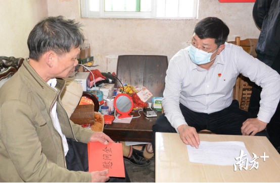 唐慶衛(wèi)希望黃貴標(biāo)，要叮囑小兒子讀好書(shū)來(lái)，爭(zhēng)取考上好的大學(xué)。黃津 攝