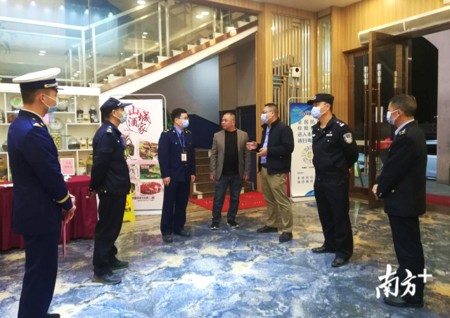 連州組建聯(lián)合檢查組對餐飲服務(wù)單位開展疫情防控和食品安全、消防安全檢查。