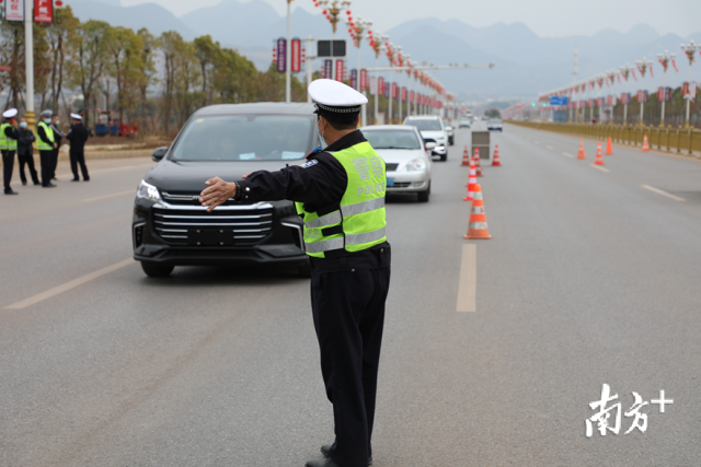 每天高峰期有近300名警力在主要交通路口站崗。