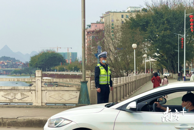 上午7點(diǎn)30分，連州市公安民警吳常超就來到了南門橋頭，開始了一天的交通路口站崗工作。