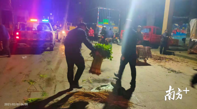 清理亂擺亂賣，營造良好環(huán)境。