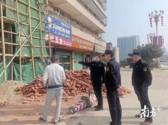 落實(shí)“門前三包”制度。