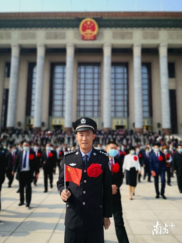 連州市瑤安鄉(xiāng)大營(yíng)村駐村第一書(shū)記兼扶貧工作隊(duì)隊(duì)長(zhǎng)、清遠(yuǎn)市公安局交警支隊(duì)高速七大隊(duì)教導(dǎo)員黃智勇獲授“全國(guó)脫貧攻堅(jiān)先進(jìn)個(gè)人”稱號(hào)。圖片由受訪者提供