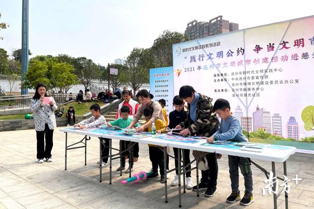 孩子們參與文明拼圖趣味游戲。段燦 攝