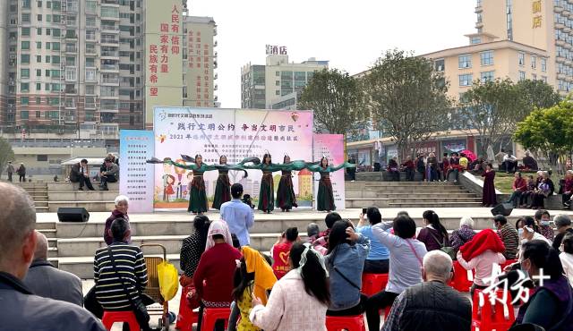 3月14日，連州開展“踐行文明公約，爭當(dāng)文明市民”主題2021年連州市文明城市創(chuàng)建活動走進(jìn)社區(qū)活動。段燦 攝