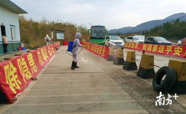 對省交界鳳頭嶺檢測點(diǎn)進(jìn)行消毒。