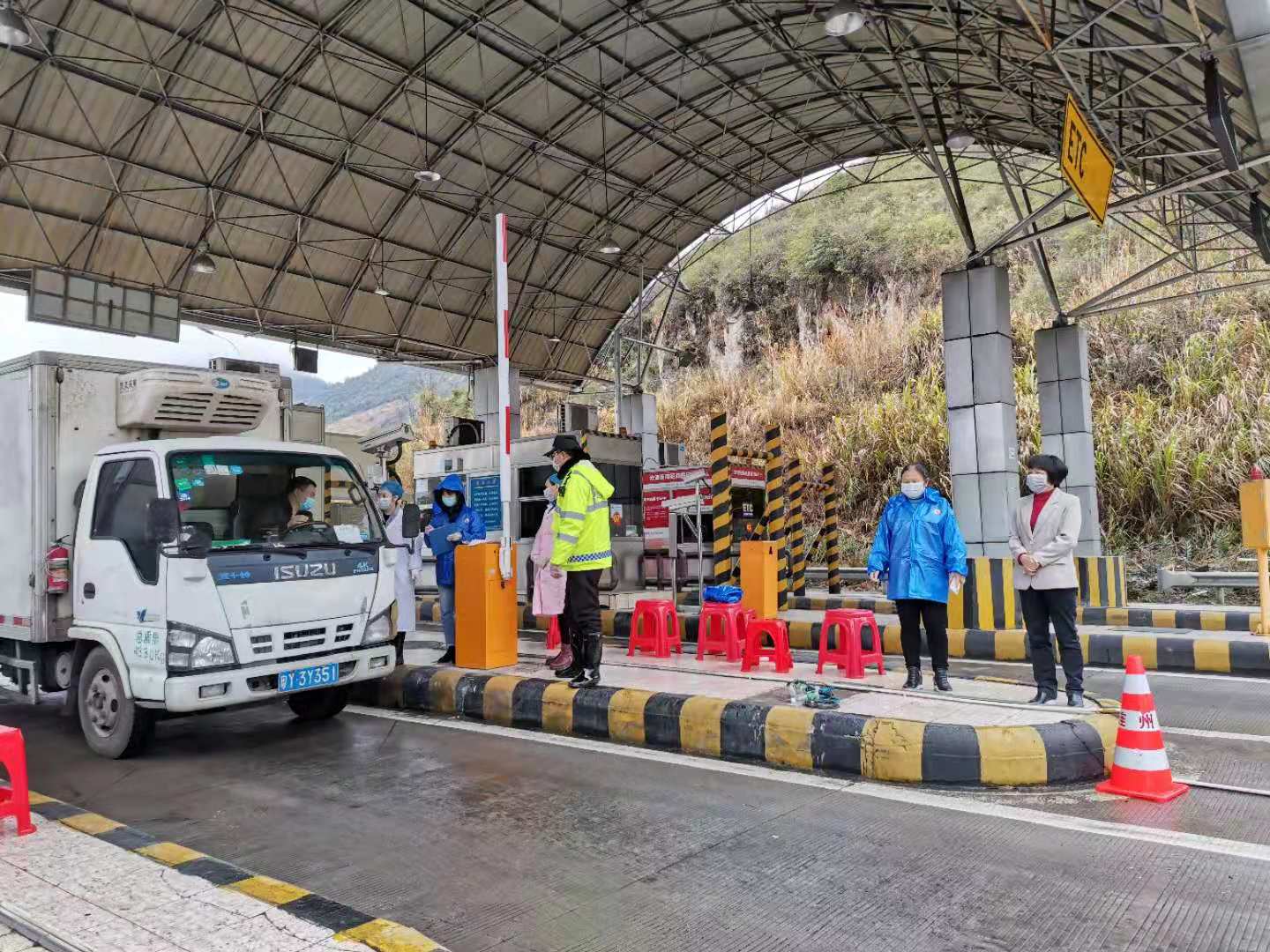 水足塘檢查站：值守人員對(duì)過(guò)往車輛、人員進(jìn)行排查