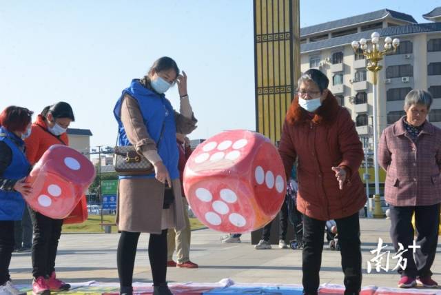 交通安全飛行棋游戲區(qū)。張曉欣 攝