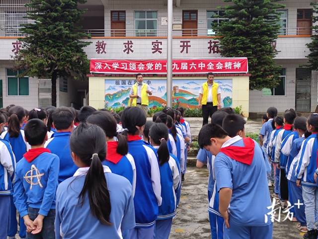 九陂鎮(zhèn)各中小學(xué)校開展未成年人防溺水安全教育宣傳。