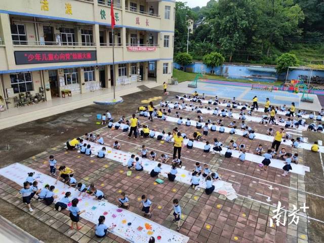 九陂鎮(zhèn)中心幼兒園開(kāi)展“少年兒童心向黨”主題繪畫(huà)大賽。