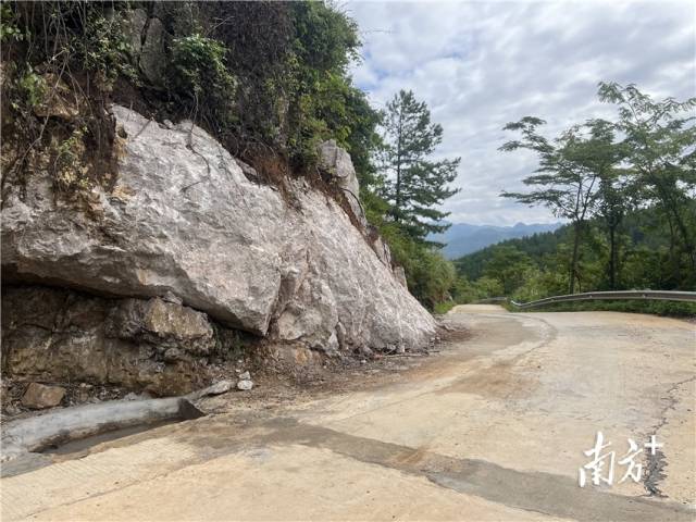 山石被清理后，道路此處的視野變得很是開(kāi)闊。