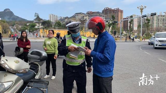 1日，連州交警上路展開專項整治。