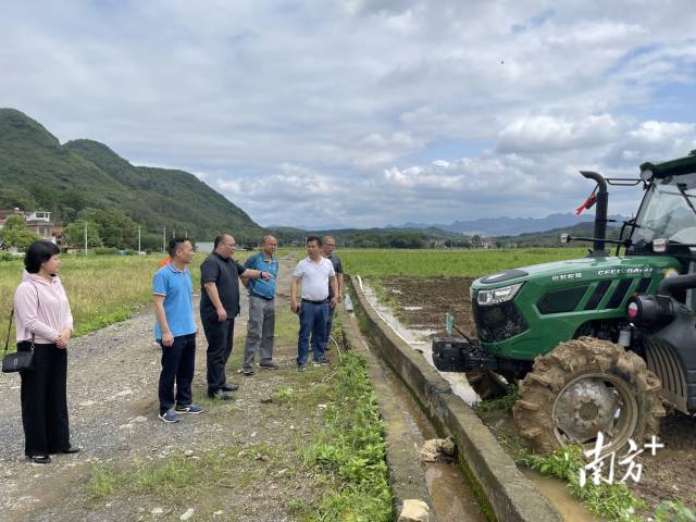 到田間查看耕地機(jī)工作情況。