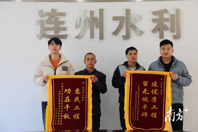 市水利局收到龍坪鎮(zhèn)黃芒村、墾區(qū)村村支書一行代表村組贈送的兩面錦旗。