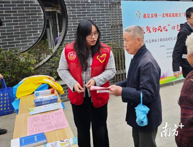 大學生積極參與村中各項工作，服務群眾近2000人次。
