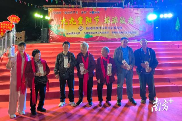 慰問關(guān)愛老人。九陂鎮(zhèn)供圖