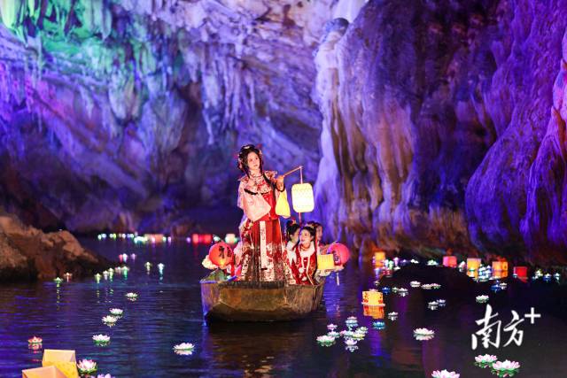 連州連續(xù)5年入選全國縣域旅游發(fā)展?jié)摿Π偌芽h，圖為連州地下河景區(qū)。