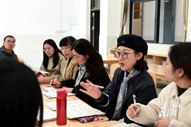 中山大學(xué)生命科學(xué)學(xué)院碩士、廣州第六中學(xué)生物高級教師劉華正在點(diǎn)評高一年級生物課教學(xué)展示。黃瀅 攝