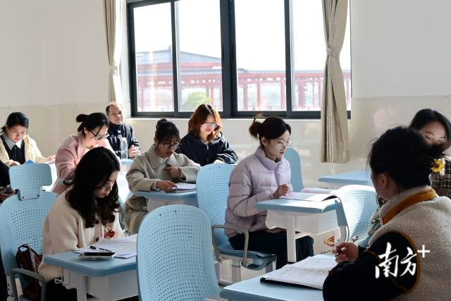 高二語文評課研討現(xiàn)場。黃瀅 攝