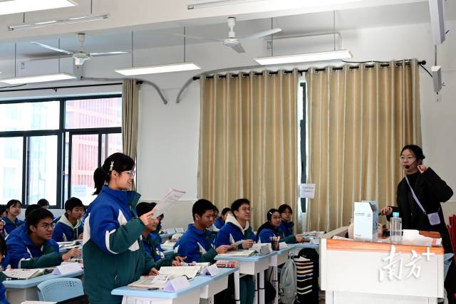 教學(xué)展示上，同學(xué)積極回答授課老師問題。黃瀅 攝