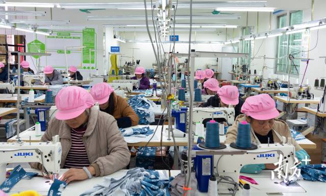 安尼歐服飾項目讓村民實現(xiàn)家門口就業(yè)。