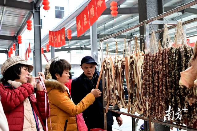 顧客挑選臘味。黃瀅 攝