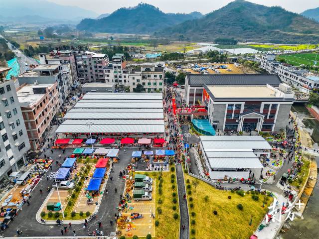 東陂綜合市場(chǎng)投入運(yùn)營(yíng)。