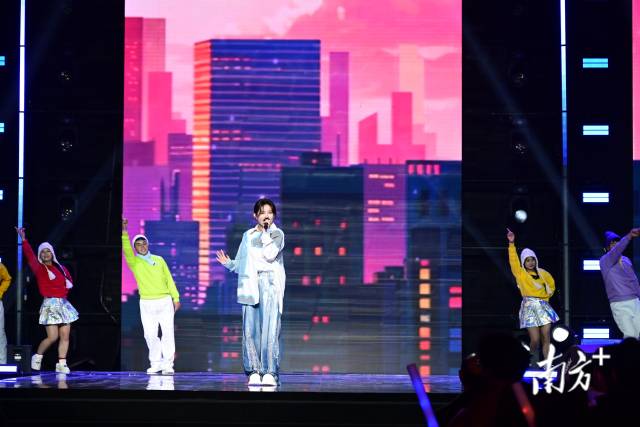 程響獻(xiàn)唱。黃瀅 攝