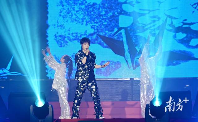 邰正宵攜《心要讓你聽見》《千紙鶴》《九百九十九朵玫瑰》《一千零一夜》等經(jīng)典金曲登場(chǎng)。黃津 攝