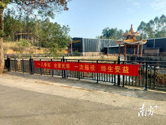 在鎮(zhèn)主干道懸掛征兵宣傳橫幅。歐政達 攝