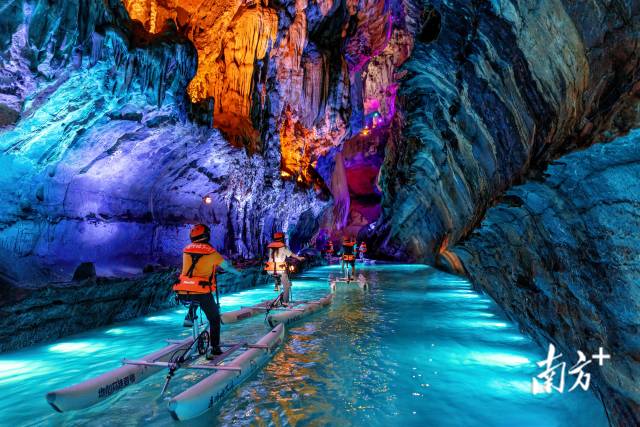 游客腳踏水上自行車穿越地下河。