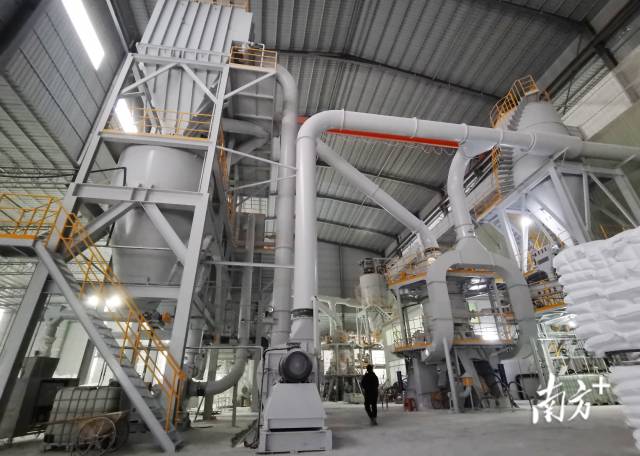 龍坪鎮(zhèn)全力做好新材料工業(yè)園建設(shè)，推動(dòng)非金屬礦加工企業(yè)升級(jí)改造。黃津 攝