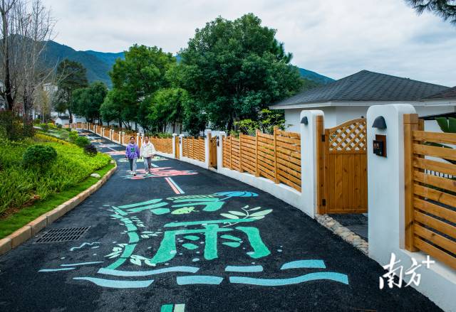 西岸鎮(zhèn)高標(biāo)準(zhǔn)推進(jìn)“古村之尚 古今共悅”古村落活化利用項(xiàng)目。吳秋偉 攝