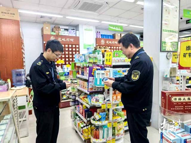 連州市市場監(jiān)督管理局日常開展檢查工作。連州市監(jiān)局 供圖