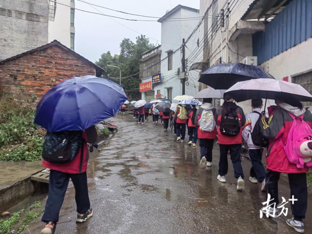 曾經(jīng)，慧光中學(xué)校門口道路積水嚴重，兩側(cè)明渠污水淤積、異味熏天，影響出行和人居環(huán)境。