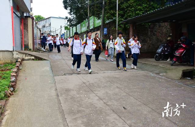 煥然一新的慧光中學(xué)校門口道路。黃津 攝
